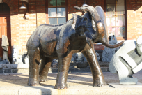 Elefant vor dem Kunstshop