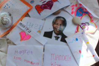 Ein Tisch war für Nelson Mandela, die Kinder gestalteten Karten.